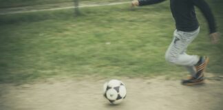 Ein Kind spielt Fußball auf einem Bolzplatz. Foto: pixabay