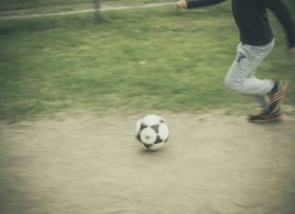 Ein Kind spielt Fußball auf einem Bolzplatz. Foto: pixabay