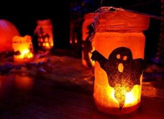 Grusellichter stehen auf einem Tisch. Foto: pixabay