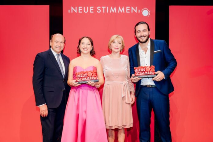 Die Sieger des internationalen Gesangswettbewerbs «Neue Stimmen 2024»: Magdalena Lucjan aus Polen (2.v.l) und Alejandro Baliñas Vieites aus Spanien (r).