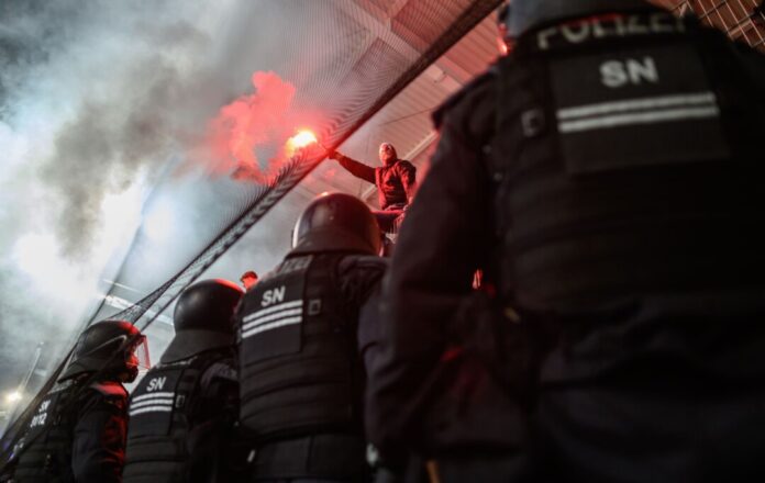 Der Missbrauch von Pyrotechnik habe in den ersten drei Spielklassen weiter zugenommen, heißt es im Jahresbericht der ZIS. (Archivbild)