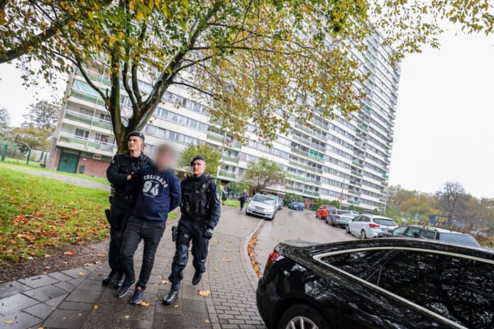 Ordnungsamt und Polizei kontrollieren seit dem Morgen Bewohner im Problem-Hochhaus «Weißer Riese».