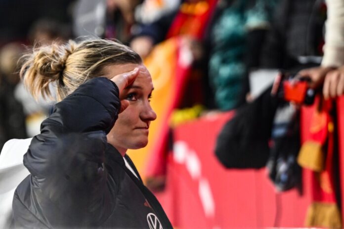 Ein letzter Gruß an die Fans: Popp verabschiedet sich in Duisburg aus der DFB-Elf.