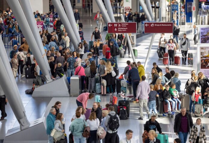 An den großen Flughäfen in NRW wird am ersten Ferienwochenende wieder besonders viel los sein.