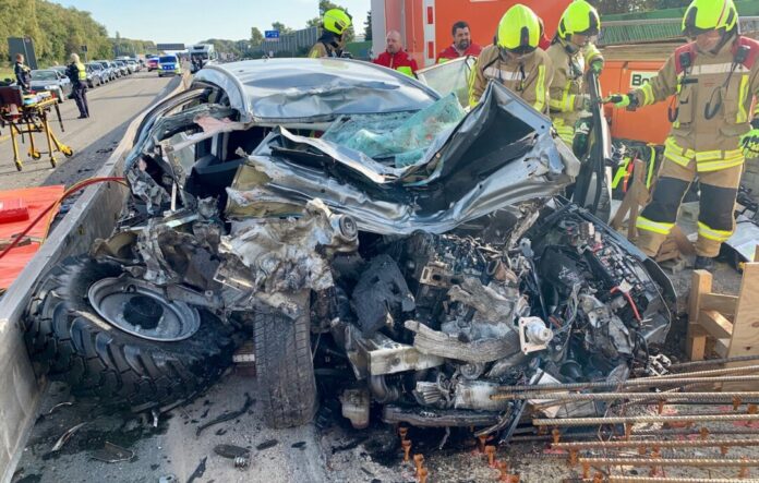 Nach einer Kollision mit einem Baustellenfahrzeug liegt ein zerstörtes Auto an einer Baustelle der A2 bei Bottrop. Die beiden Insassen wurden schwer verletzt.