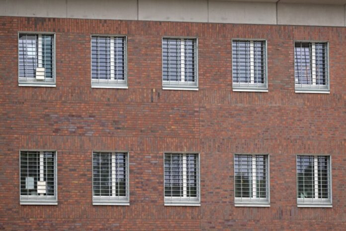 Hinter Gittern findet man jedes Jahr zahlreiche verbotene Handys bei Kontrollen. (Archivfoto)