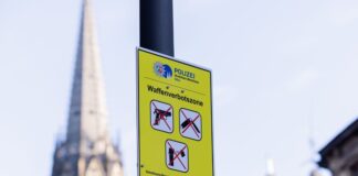 Ein Hinweisschild der Polizei weist auf die Waffenverbotszone an der Zülpicher Straße hin. (Archivfoto)