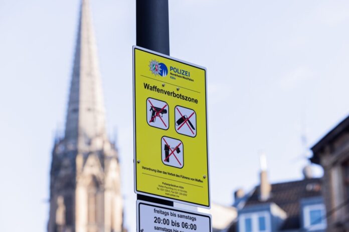 Ein Hinweisschild der Polizei weist auf die Waffenverbotszone an der Zülpicher Straße hin. (Archivfoto)