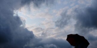 Ab Abend sind im Süden Starkregen und Gewitter zu erwarten. (Symbolbild)