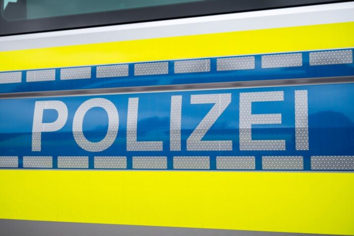 In Düsseldorf ist ein Mann durch eine Machete verletzt worden. Nun fahndet die Polizei nach ihm. (Symbolbild)