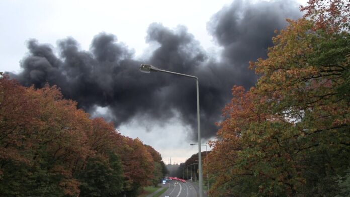 Großbrand auf einem Werksgelände in Leverkusen.
