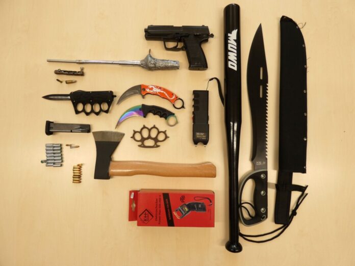 Bei mutmaßlichen Drogendealern haben Ermittler ein Waffenarsenal gefunden.