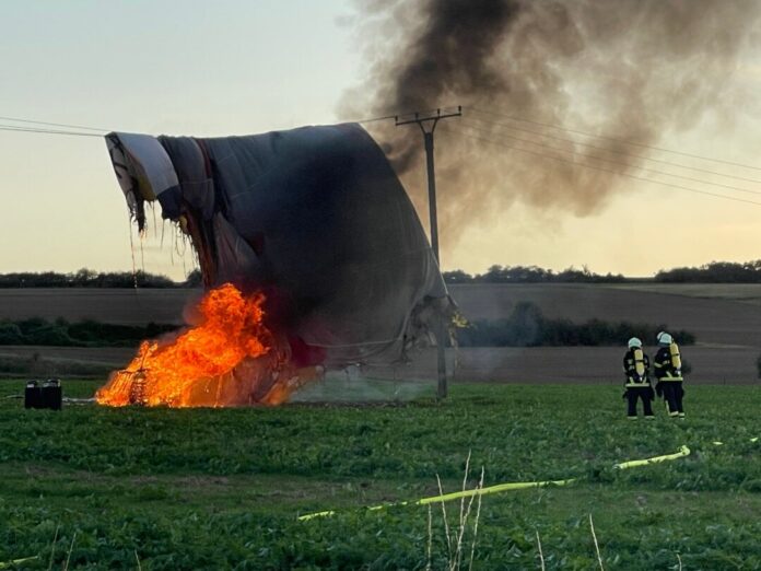 Die Feuerwehr rückte nach eigenen Angaben mit rund 60 Einsatzkräften und zehn Löschfahrzeugen zum Brand aus.