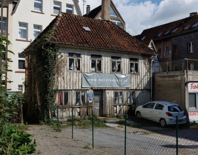 Die Tür der Hofsynagoge in Detmold soll zerstört worden sein - der Staatsschutz ermittelt. (Archivfoto)