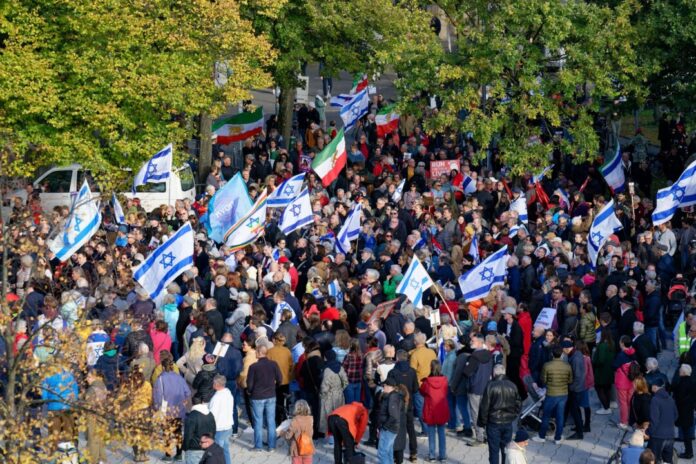 An einer Demonstration zum Jahrestag des Hamas-Terrorangriffs auf Israel beteiligten sich am Sonntag laut Polizei in Düsseldorf knapp 1.000 Menschen.