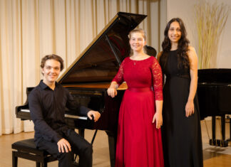 Sophia Schuster (Mitte) gewinnt den Ferdinand-Trimborn-Förderpreis 2024 vor dem zweitplatzierten Leonid Demikhovskij (links) und der drittplatzierten Victoria Peters (rechts). Foto: Maik Grabosch;