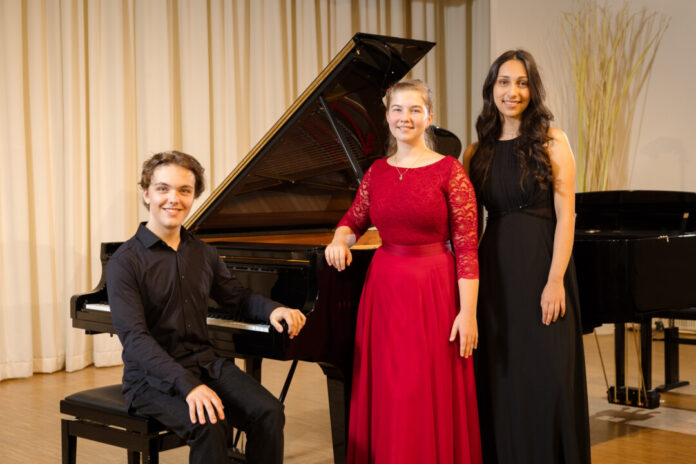 Sophia Schuster (Mitte) gewinnt den Ferdinand-Trimborn-Förderpreis 2024 vor dem zweitplatzierten Leonid Demikhovskij (links) und der drittplatzierten Victoria Peters (rechts). Foto: Maik Grabosch;
