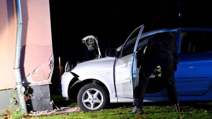 Ein Auto ist in Solingen gegen eine Hauswand geprallt. 