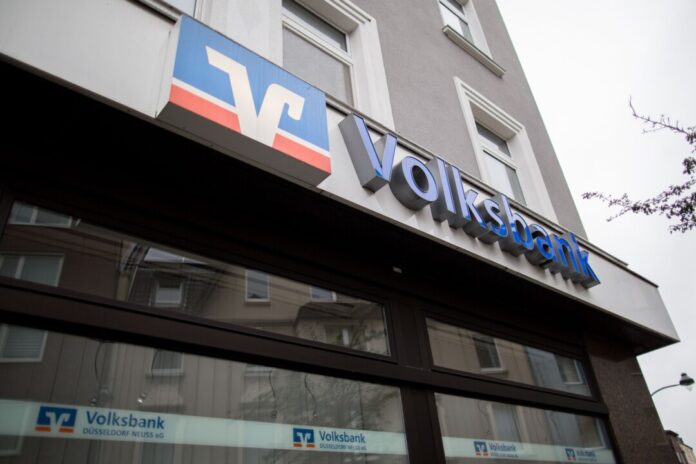 Veruntreute Gelder des französischen Modekonzerns Kiabi sollen über ein Konto bei der Volksbank Düsseldorf Neuss gelaufen sein. (Archivbild)