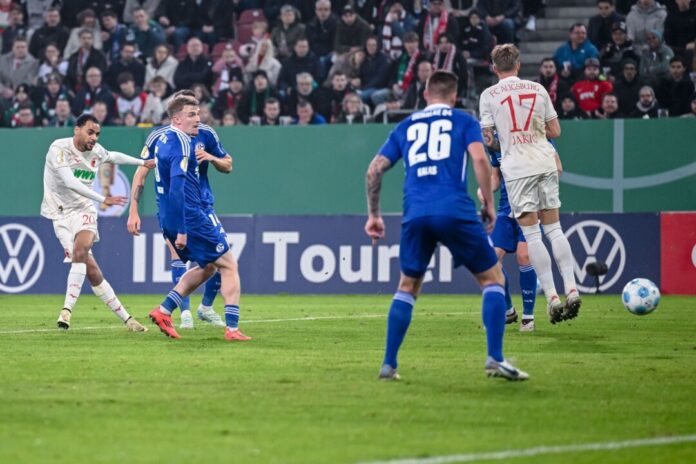 Alexis Claude-Maurice (l) hat bei seinem Schuss Glück mit dem Rasen.