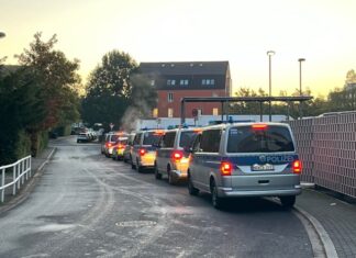 Am Freitag, 11. Oktober 2024, führten Einsatzkräfte der Polizei in Ratingen einen Schwerpunkteinsatz zur Bekämpfung von Betäubungsmittel- und Eigentumskriminalität durch. Hierbei waren Mitarbeitende der Stadt Ratingen beteiligt. Foto: Polizei
