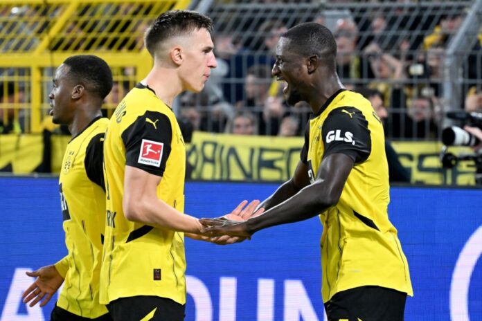 Serhou Guirassy (r) bescherte dem BVB mit seinem Tor einen knappen Sieg.