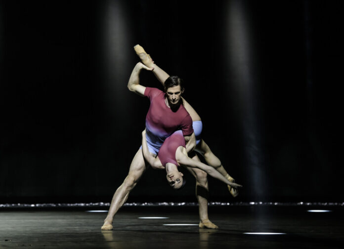 Artem Sorochan und Rosa Pierro in „Not Me, But Me“ von Ben Van Cauwenbergh. Foto: Bettina Stöß