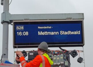 Einer der Anzeiger wird installiert. Foto: Regiobahn