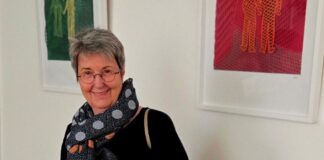 Drei „PaperArt“-Werke von Petra Richter-Rose schmücken jetzt das Trauzimmer des Standesamtes, zwei weitere werden noch hinzukommen. Foto: Stadt Ratingen