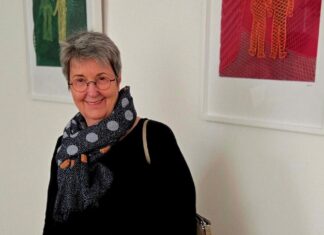 Drei „PaperArt“-Werke von Petra Richter-Rose schmücken jetzt das Trauzimmer des Standesamtes, zwei weitere werden noch hinzukommen. Foto: Stadt Ratingen