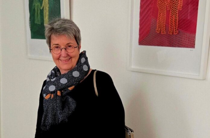 Drei „PaperArt“-Werke von Petra Richter-Rose schmücken jetzt das Trauzimmer des Standesamtes, zwei weitere werden noch hinzukommen. Foto: Stadt Ratingen