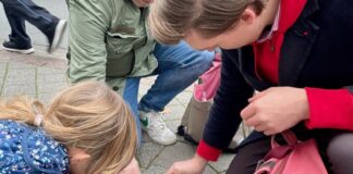 Gemeinsam wurden die Stolpersteine aufpoliert. Foto: privat