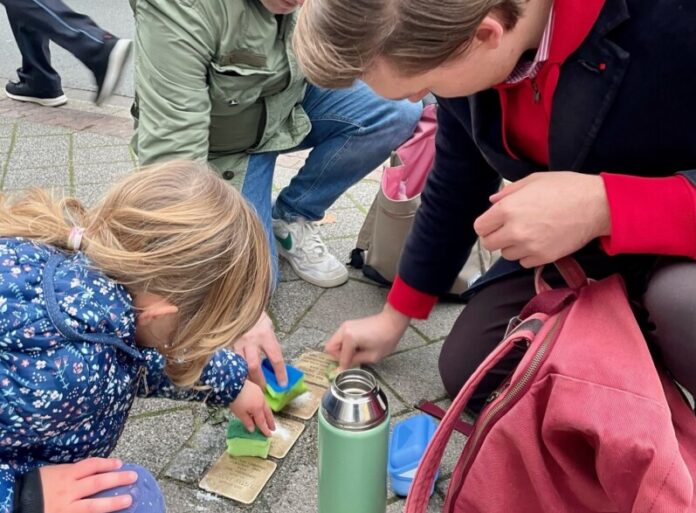 Gemeinsam wurden die Stolpersteine aufpoliert. Foto: privat