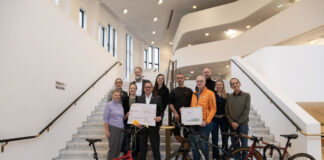 Im Foyer des Aalto-Theaters erhielt die Theater und Philharmonie Essen (TUP) am Montag, 11. November 2024 vom Allgemeinen Deutschen Fahrrad-Club die Auszeichnung „Fahrradfreundlicher Arbeitgeber“. Die Zertifizierung wird von der Grünen Hauptstadt Agentur der Stadt Essen finanziell gefördert. Oberbürgermeister Thomas Kufen überreichte dazu einen symbolischen Scheck von 1.500 Euro an TUP-Geschäftsführer Fritz Frömming. Foto: TUP/Caroline Schlüter