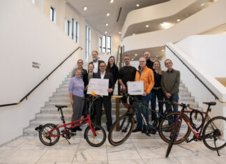 Im Foyer des Aalto-Theaters erhielt die Theater und Philharmonie Essen (TUP) am Montag, 11. November 2024 vom Allgemeinen Deutschen Fahrrad-Club die Auszeichnung „Fahrradfreundlicher Arbeitgeber“. Die Zertifizierung wird von der Grünen Hauptstadt Agentur der Stadt Essen finanziell gefördert. Oberbürgermeister Thomas Kufen überreichte dazu einen symbolischen Scheck von 1.500 Euro an TUP-Geschäftsführer Fritz Frömming. Foto: TUP/Caroline Schlüter