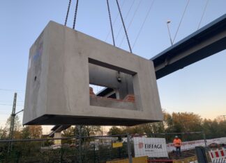 Mit einem eigens gestellten Kran wurde das kapitale Verbindungsbauwerk für den neuen Kanal in den vorgesehenen Schacht eingehoben. Foto: Stadt Ratingen
