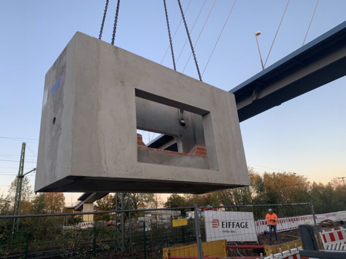 Mit einem eigens gestellten Kran wurde das kapitale Verbindungsbauwerk für den neuen Kanal in den vorgesehenen Schacht eingehoben. Foto: Stadt Ratingen