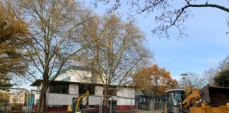 Wo vorher eine ungenutzte Rasenfläche war, entsteht an der Friedrich-Ebert-Schule ein neuer Spielplatz für Kleinkinder. Foto: Stadt Ratingen