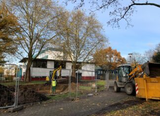 Wo vorher eine ungenutzte Rasenfläche war, entsteht an der Friedrich-Ebert-Schule ein neuer Spielplatz für Kleinkinder. Foto: Stadt Ratingen