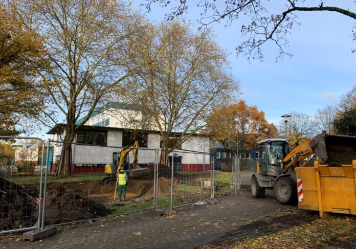 Wo vorher eine ungenutzte Rasenfläche war, entsteht an der Friedrich-Ebert-Schule ein neuer Spielplatz für Kleinkinder. Foto: Stadt Ratingen