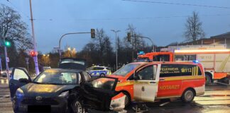 Das Auto und der Notarztwagen prallten im Kreuzungsbereich zusammen. Foto: FW Mülheim an der Ruhr