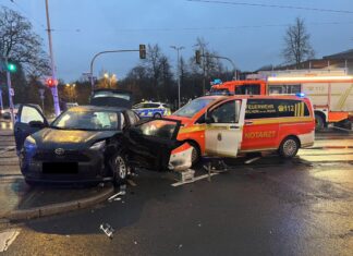 Das Auto und der Notarztwagen prallten im Kreuzungsbereich zusammen. Foto: FW Mülheim an der Ruhr