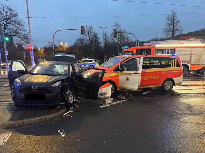 Das Auto und der Notarztwagen prallten im Kreuzungsbereich zusammen. Foto: FW Mülheim an der Ruhr