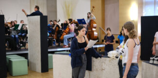 Bei den Proben – hier bei der intensiven Phase während der Herbstferien – waren die jungen Darstellerinnen und Darsteller voller Elan dabei. Foto: Achim Blazy