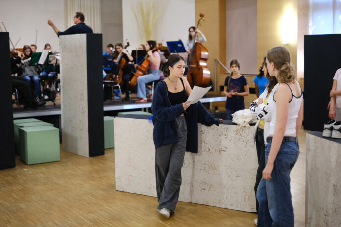 Bei den Proben – hier bei der intensiven Phase während der Herbstferien – waren die jungen Darstellerinnen und Darsteller voller Elan dabei. Foto: Achim Blazy