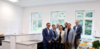 Überzeugten sich von den Kochkünsten der kleinen und großen Köche: (vorne, v.l.) Sebastian Gunst (Vorstand Kaiserswerther Diakonie), Astrid Hofmeister (Schulleitung Berufskolleg), Christine Taylor (Geschäftsführerin der Förderstiftung), Karl Kristian Woelm (Vorstand der Alice und Hans Joachim Thormählen Stiftung), (hinten, v.l.): Dr. Norbert Friedrich (Vorsitzender des Fördervereins für das Berufskolleg), Dirk Schmidt (Leiter Immobilienmanagement), Andreas Todesco (Vorstand der Alice und Hans Joachim Thormählen Stiftung) Foto: Kaiserswerther Diakonie / Annette Debusmann