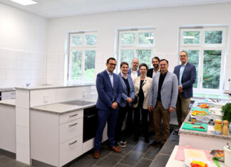 Überzeugten sich von den Kochkünsten der kleinen und großen Köche: (vorne, v.l.) Sebastian Gunst (Vorstand Kaiserswerther Diakonie), Astrid Hofmeister (Schulleitung Berufskolleg), Christine Taylor (Geschäftsführerin der Förderstiftung), Karl Kristian Woelm (Vorstand der Alice und Hans Joachim Thormählen Stiftung), (hinten, v.l.): Dr. Norbert Friedrich (Vorsitzender des Fördervereins für das Berufskolleg), Dirk Schmidt (Leiter Immobilienmanagement), Andreas Todesco (Vorstand der Alice und Hans Joachim Thormählen Stiftung) Foto: Kaiserswerther Diakonie / Annette Debusmann