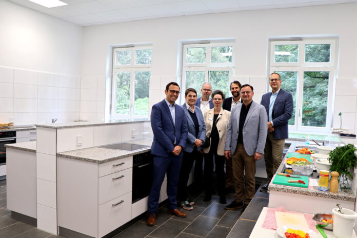 Überzeugten sich von den Kochkünsten der kleinen und großen Köche: (vorne, v.l.) Sebastian Gunst (Vorstand Kaiserswerther Diakonie), Astrid Hofmeister (Schulleitung Berufskolleg), Christine Taylor (Geschäftsführerin der Förderstiftung), Karl Kristian Woelm (Vorstand der Alice und Hans Joachim Thormählen Stiftung), (hinten, v.l.): Dr. Norbert Friedrich (Vorsitzender des Fördervereins für das Berufskolleg), Dirk Schmidt (Leiter Immobilienmanagement), Andreas Todesco (Vorstand der Alice und Hans Joachim Thormählen Stiftung) Foto: Kaiserswerther Diakonie / Annette Debusmann