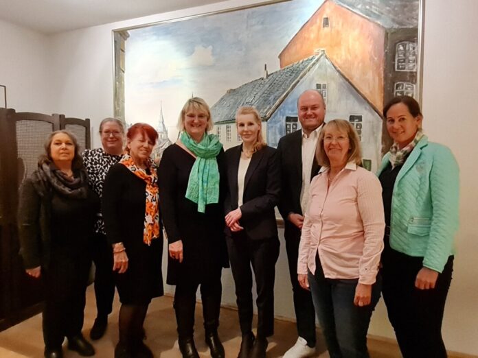 Claudia Meloefski, Ilona Löhr, Christa Baunach-Schlüter, Sandra-I. Bender-Fuest, Gisela Grabow, den Stadtverbandsvorsitzenden Peter Thomas, Marion Weber und Christiane Rühl. Foto: privat