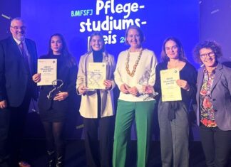 Die drei Düsseldorfer Gewinnerinnen Maria Kostian (2.v.li.), Joy Schillinger (3.v.li.) und Courtney Kleindt (5.v.li.) mit Studiengangsleiter Wolfgang Pasch (1.v.li.), Bundesfamilienministerin Lisa Paus (4.v.li.) und Andrea Thiekötter Foto: Fliedner Fachhochschule Düsseldorf